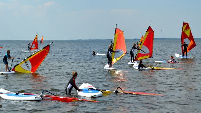 Windsurfkurs auf Rügen nahe dem Jugendtours-Feriendorf Ummanz / Insel Rügen