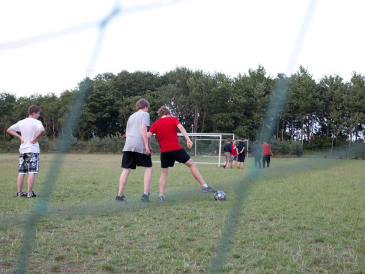 Schüler:innen beim Kicken