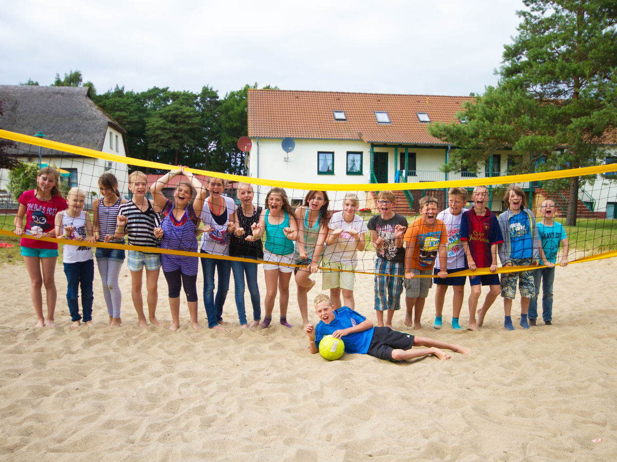 Schüler:innen beim Beachvolleyball