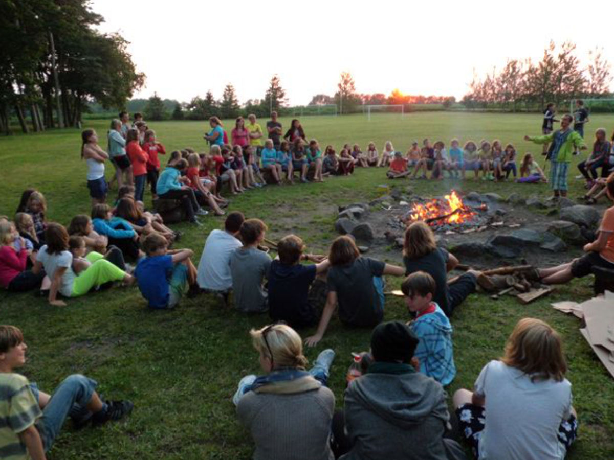 Schulklasse am Lagerfeuer