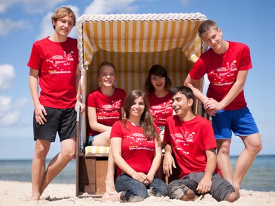 Schülerinnen und Schüler am Strandkorb auf Rügen – Klassenfahrten nach Rügen