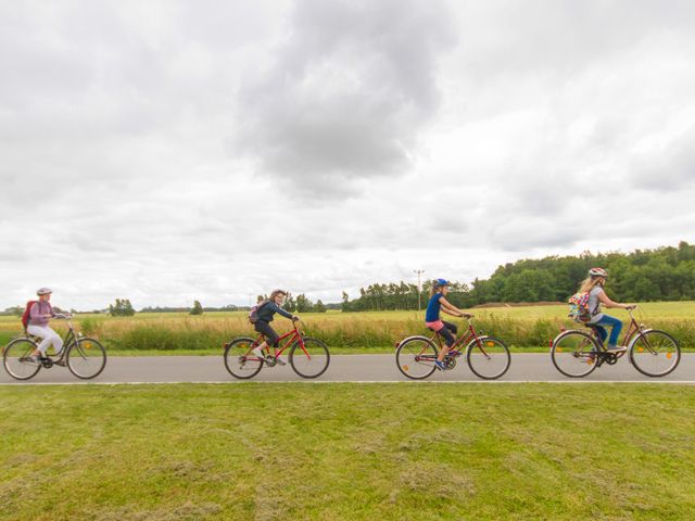 Schülerinnen und Schüler entdecken mit dem Fahrrad die Insel Rügen – Fahrräder können im Jugendtours-Feriendorf geliehen werden