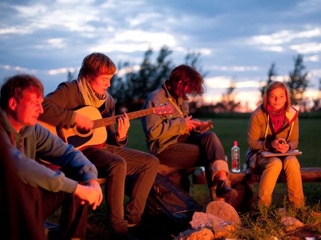 Lagerfeuerabend im Jugendtours-Feriendorf – Unterkunft auf Rügen an der Ostsee