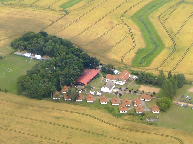 Luftaufnahme vom Jugendtours-Feriendorf Ummanz – Unterkunft auf Rügen an der Ostsee