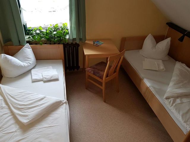 Innenansicht im Bettenhaus im Jugendtours-Feriendorf, unten – Unterkunft auf Rügen an der Ostsee